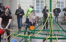 Фото 12: У Львові на пл. Ринок триває «Обливаний понеділок»
