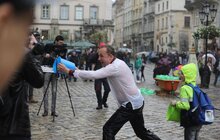 Фото 25: У Львові на пл. Ринок триває «Обливаний понеділок»