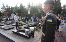Фото 17: День Незалежності розпочався з молитви на Личаківському кладовищі