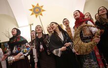 Фото 2: До мерії Львова завітав вертеп з Української академії лідерства
