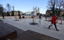 Фото 4: На розі вулиць Чупринки-Бандери вже встановили вуличні меблі та висадили дерева