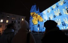 Фото 6: До річниці повномасштабної війни в Україні, швейцарський митець Геррі Хофштеттер підсвітив будівлі у Львові