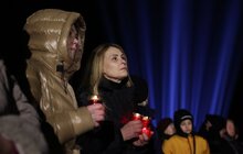 Фото 8: У Львові в пам’ять про українських Героїв у небо запустили символічні світлові промені