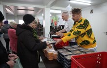 Фото 5: Відомий шеф-кухар Євген Клопотенко вже два місяці привозить їжу для переселенців у модульні містечка Львова (відео)