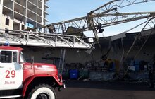 Фото 1: Водійку крану, яка постраждала сьогодні внаслідок падіння крану на господарські будівлі на просп. Червоної Калини, доставлено до лікарні