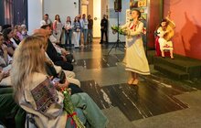 Фото 3: Українська вишивка як мова свободи: у Словенії відкрили виставку зі строями зі збірки львівського музею