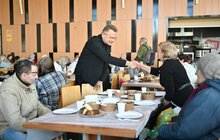 Фото 7: У Львові приготували Великодній сніданок для потребуючих людей