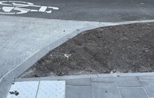 Фото 2: На нещодавно відкритій ділянці вул. Залізничної водії приватних автомобілів паркуються з порушеннями — заїжджають на велодоріжки та пошкоджують газони