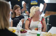 Фото 8: Зіркова американська шеф-кухарка готувала для пацієнтів центру UNBROKEN