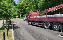 Фото 9: На вул. Винниченка стелять нижній шар асфальту і перемощують бруківку на примиканні до нового покриття