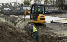 Фото 7: Будівництво шляхопроводу на Рясне: між мостовими балками вже встановлюють плити
