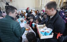 Фото 20: На Різдво у Львові організували святковий обід для найбільш потребуючих
