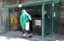Фото 1: Сміттєві контейнерні майданчики дезінфікують