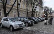 Фото 12: На пл Ринок без жодного погодження припаркували 10 машин 