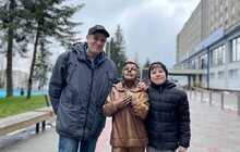 Фото 5: На подвір’ї лікарні святого Пантелеймона відкрили скульптуру хлопчика, що з надією очікує