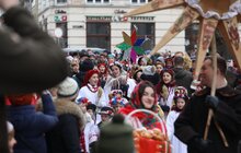 Фото 4: У переддень Різдва у Львові встановили Різдвяного Дідуха