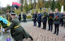Фото 5: Урочисте покладання квітів та запалювання лампадок на Полі почесних поховань №76 Личаківського кладовища