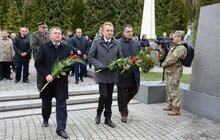 Фото 15: Урочисте покладання квітів та запалювання лампадок на Полі почесних поховань №76 Личаківського кладовища