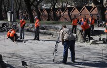 Фото 10: На проспекті Свободи влаштовують бруківку