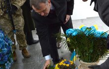 Фото 27: Урочисте покладання квітів та запалювання лампадок на Полі почесних поховань №76 Личаківського кладовища