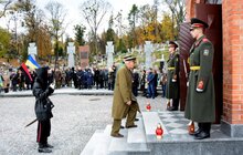 Фото 28: Урочисте покладання квітів та запалювання лампадок на Полі почесних поховань №76 Личаківського кладовища