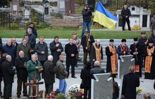 Фото 30: Урочисте покладання квітів та запалювання лампадок на Полі почесних поховань №76 Личаківського кладовища
