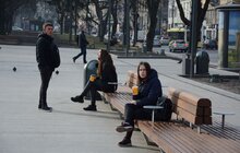Фото 8: На пр Свободи облаштували 30 нових лавок та 15 урн
