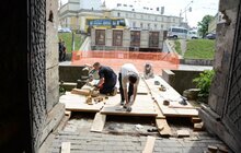Фото 3: Підприємці ремонтують місток в брамі Глинянської вежі