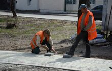 Фото 15: На вул. Хмельницького, 156 облаштовують сквер і встановлять дитячий майданчик
