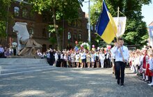 Фото 8: У школах міста урочисто святкують закінчення навчального року