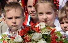 Фото 22: У школах міста урочисто святкують закінчення навчального року