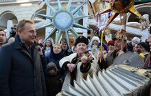 Фото 22: Звізду Миру та десятки інших різдвяних зірок пронесли Львовом учасники Ходи звіздарів