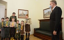 Фото 1: Пластуни передали міському голові Львова Вифлеємський вогонь миру