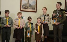 Фото 5: Пластуни передали міському голові Львова Вифлеємський вогонь миру