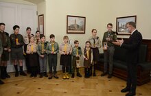 Фото 8: Пластуни передали міському голові Львова Вифлеємський вогонь миру