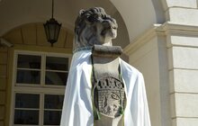 Фото 1: Скульптури у центрі Львова одягнули у вишиванки