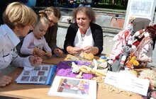 Фото 11: На площі перед ліцеєм ім. В. Симоненка сьогодні відбуваються святкові заходи