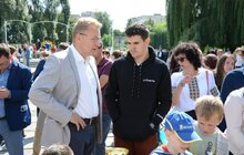 Фото 50: На площі перед ліцеєм ім. В. Симоненка сьогодні відбуваються святкові заходи