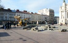 Фото 1: На площі перед Оперним театром облаштують сухий фонтан: розпочалися роботи з демонтажу існуючого