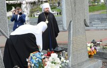 Фото 6: Мер Львова з Патріархом Філаретом та Владикою Димитрієм вшанували новітніх Героїв на Личакові