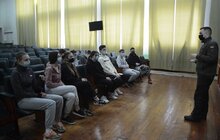 Фото 7: Учні 9-11 класів навчаються стрільбі та домедичної допомоги в інструкторів Нацгвардії