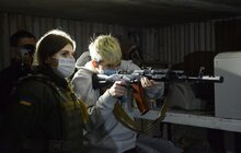 Фото 10: Учні 9-11 класів навчаються стрільбі та домедичної допомоги в інструкторів Нацгвардії