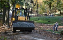 Фото 25: У Личаківському парку тривають ремонтні роботи: облаштовують центральну алею та велодоріжку