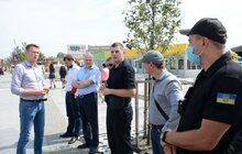 Фото 12: Мерія закликає водіїв приватних авто не паркуватися у частині пл. Двірцевої, де знаходяться зупинки громадського транспорту і пішохідна зона