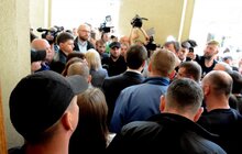 Фото 3: Невідомі особи виламали двері до міської ратуші та ввірвались всередину