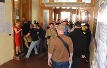 Фото 7: Невідомі особи виламали двері до міської ратуші та ввірвались всередину