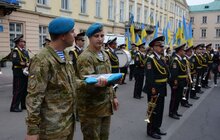 Фото 1: Біля будівлі Львівської облдержадміністрації відбулась урочиста церемонія підняття Державного Прапора України