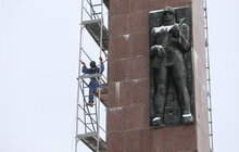 Фото 11: Аварійну стелу Монументу Слави демонтують: підрядник розпочав демонтажні роботи