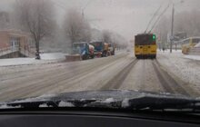 Фото 4: Станом на ранок в місті працювало 33 одиниці снігоприбиральної техніки 