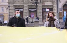 Фото 2: У центрі Львова урочисто заспівали Державний Гімн України та розгорнули синьо-жовтий стяг